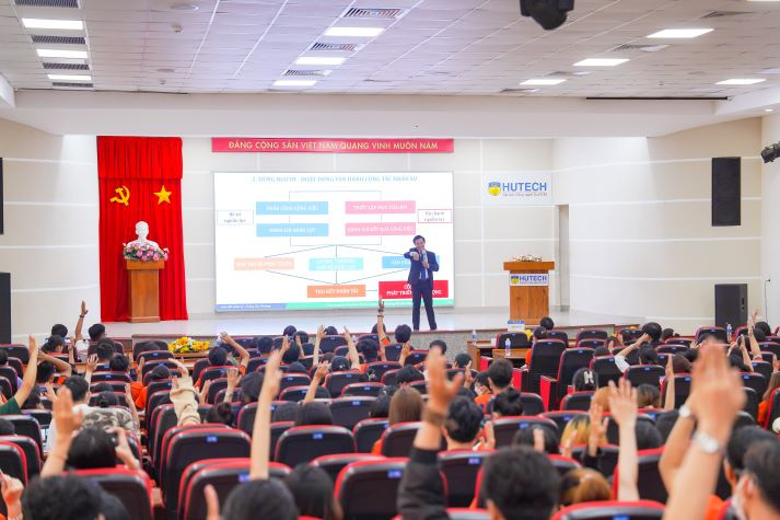 Tốt nghiệp sớm, thành tích nổi bật: 3 sinh viên ngành Quản trị nhân lực ghi dấu ấn mạnh mẽ 53