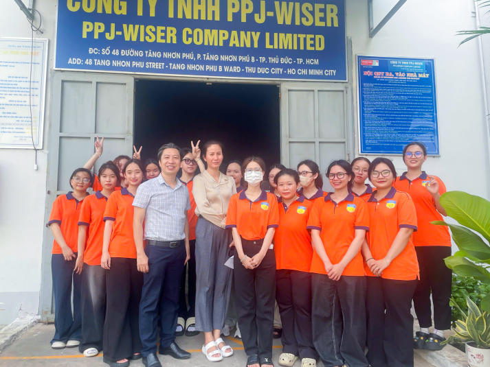 Sinh viên ngành Công nghệ dệt, may “chạm tay" vào thực tế tại Công ty TNHH PPJ Wiser 41