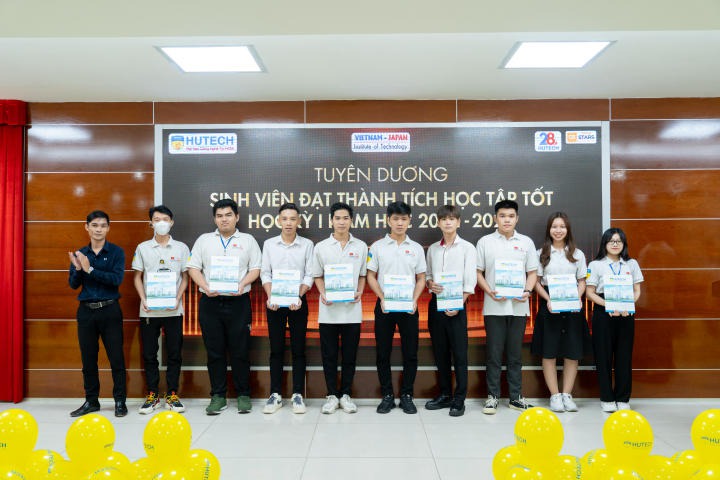 Nhiều gương mặt xuất sắc được khen thưởng tại lễ tuyên dương sinh viên tiêu biểu HKI năm học 2022 - 2023 của VJIT 85
