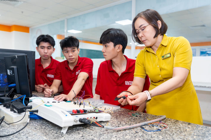 [Video] Kỹ thuật đỉnh cao - Ý tưởng táo bạo: Loạt sản phẩm của sinh viên HUTECH gây sốt 123