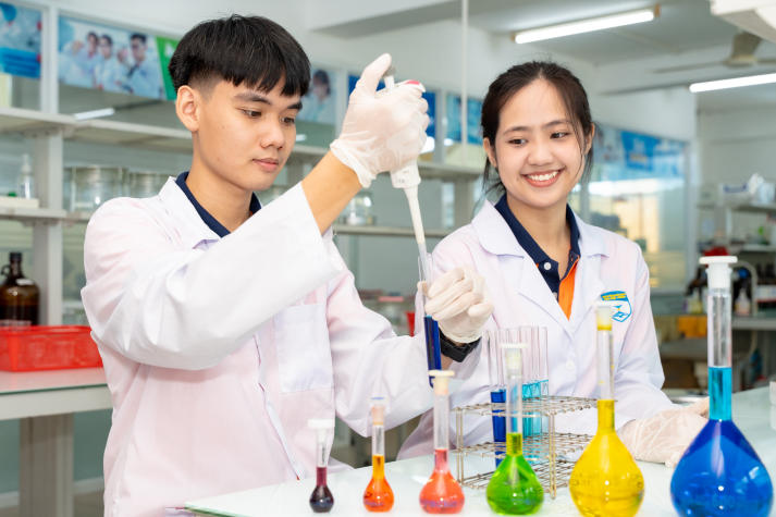 [Hướng nghiệp 2026] Dược học - Lựa chọn đón đầu xu hướng chăm sóc sức khỏe hiện đại 10