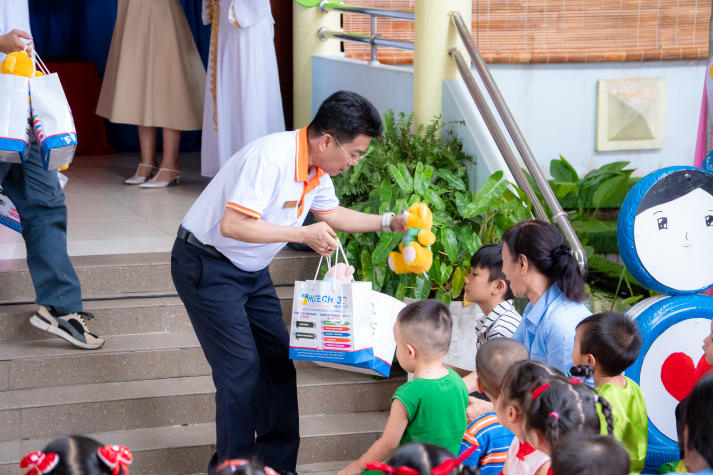 Một mùa Trăng trọn vẹn: Sinh viên Khoa Tài chính - Thương mại HUTECH đem niềm vui đến trẻ em Vĩnh Long 74