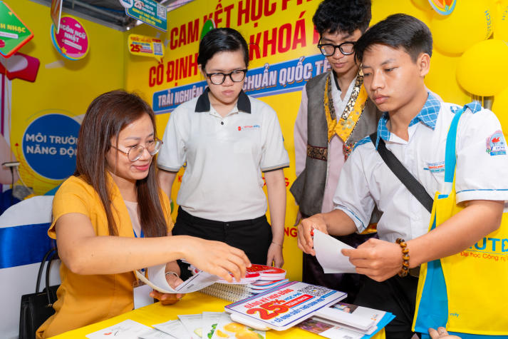 Tư vấn mùa thi năm 2025 tại Đồng Nai: HUTECH giải đáp “tất tần tật” thắc mắc ngành nghề, học phí, học bổng cho teen 2k7 60