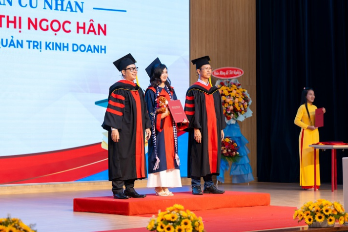 Lễ trao bằng tốt nghiệp HUTECH: “Hãy tiếp tục vững bước chinh phục những đỉnh cao mới” 102