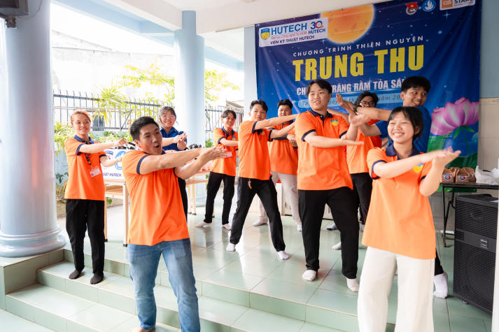 Sinh viên Viện Kỹ thuật gửi Trung thu yêu thương đến với trẻ em trường tình thương 21