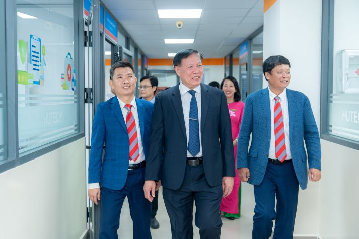 Thứ trưởng Bộ Y tế Đỗ Xuân Tuyên cắt băng khánh thành Trường Y và Khoa học Sức khỏe HUTECH 49