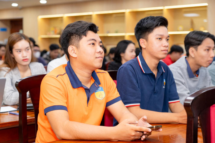 SINH VIÊN TẬP HUẤN KỸ NĂNG CHINH PHỤC NHÀ TUYỂN DỤNG 31