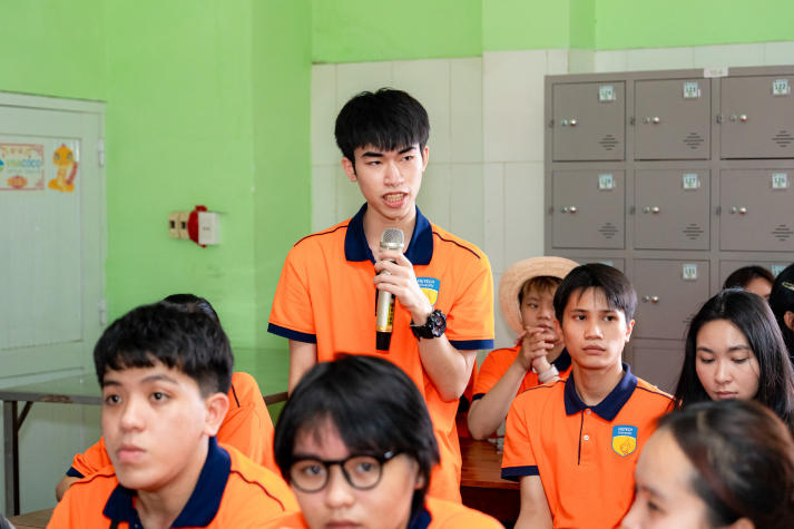 Sinh viên ngành Kinh doanh quốc tế học nghề thực tế từ chuyến tham quan Vinacoco 91