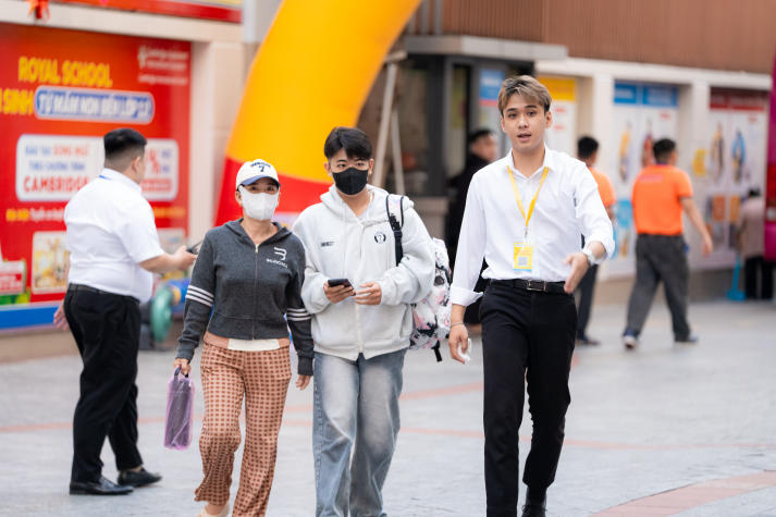 Tân sinh viên HUTECH đến trường nhập học từ sáng sớm 19