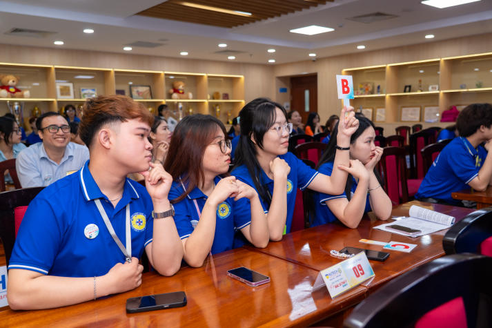 [Video] Sinh viên Khoa Thú y - Chăn nuôi toả sáng bản lĩnh nghề nghiệp tại Chung kết “Tôi là bác sĩ Thú y” 2025 54