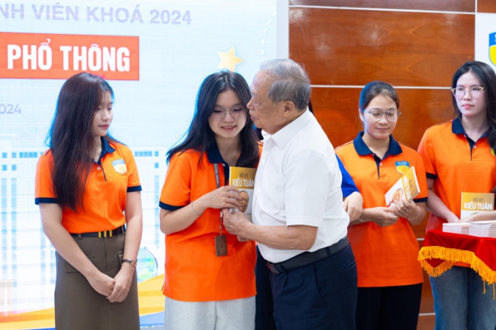 Họp mặt tân binh khóa 2024 là cán bộ Đoàn THPT: sôi nổi sức trẻ - nhiệt huyết bản lĩnh - giàu sức gắn kết 71