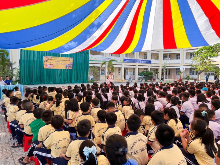 “Én vàng” Viện Khoa học Ứng dụng lan tỏa sắc xuân với chiến dịch “Cánh én mùa xuân 2023” 70