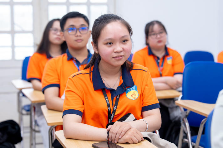 Sinh viên Khoa Tiếng Anh tiếp cận mô hình đào tạo chuẩn quốc tế tại IELTS Mentor 45