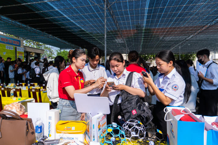 HUTECH Tour 2026 tại THPT An Thới (Bến Tre cũ): Đồng hành cùng học sinh vững vàng chọn ngành, tự tin bước vào tương lai 49