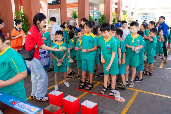 Nhiều lồng đèn, quà trung thu ý nghĩa dành tặng các em nhỏ tại Bình Dương của sinh viên VJIT 63