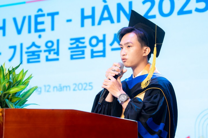[Video] Khoác lễ phục tốt nghiệp, tân khoa Chương trình Việt - Hàn cất cánh vươn xa 12