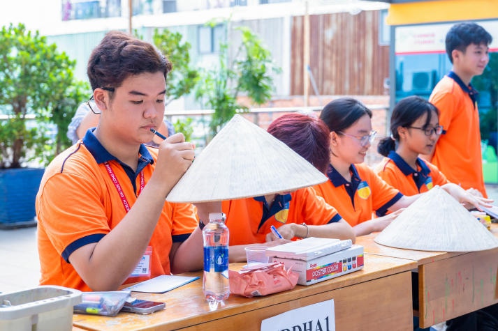 Tôn vinh vẻ đẹp truyền thống và tinh thần phụ nữ Việt qua Hội thi trang trí nón lá Khoa Tài chính - Thương mại 56