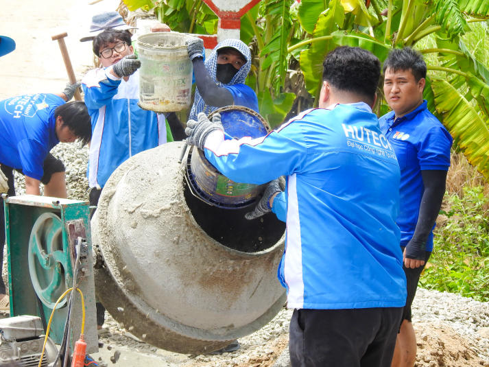 Sau 10 ngày ra quân, chiến sĩ HUTECH phủ xanh các mặt trận bằng những phần việc thiết thực 30