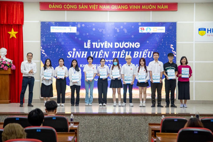 Gần 300 sinh viên Khoa Truyền thông và Thiết kế được tuyên dương sinh viên tiêu biểu HKI năm học 2022 - 2023 72