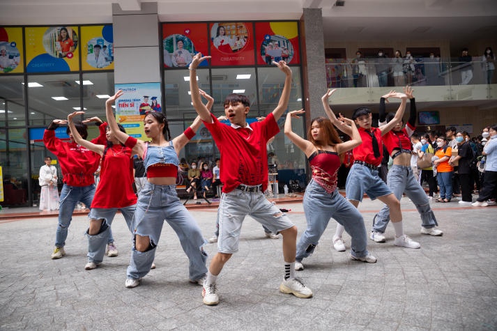 [Ảnh] Trai tài gái sắc HUTECH tự tin “show” nét đẹp năng động đậm chất Gen Z tại đa sân chơi 26