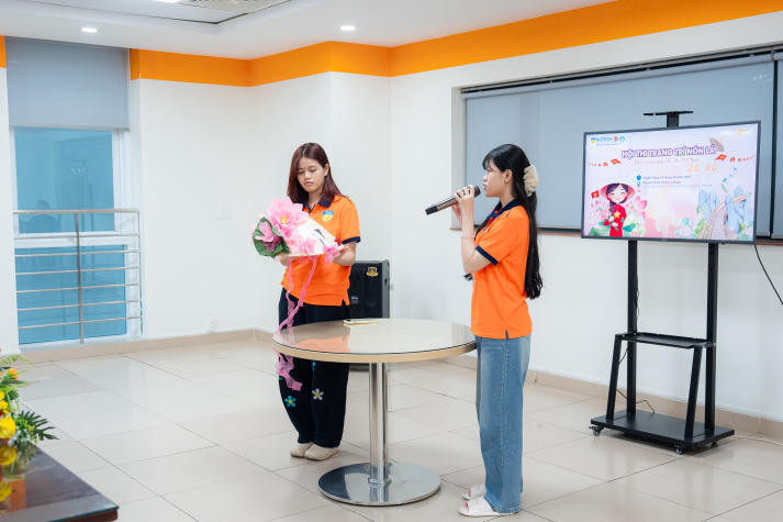 Lan tỏa tinh thần “Sắc Việt” trong Ngày hội trang trí nón lá của sinh viên Khoa Tài chính - Thương mại 99