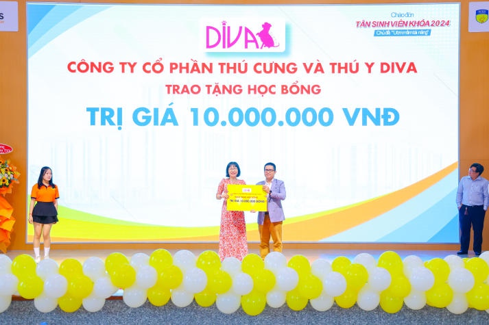 Doanh nghiệp trao học bổng gần 100 triệu đồng cho sinh viên Khoa Thú y - Chăn nuôi tại Lễ chào đón tân sinh viên 55