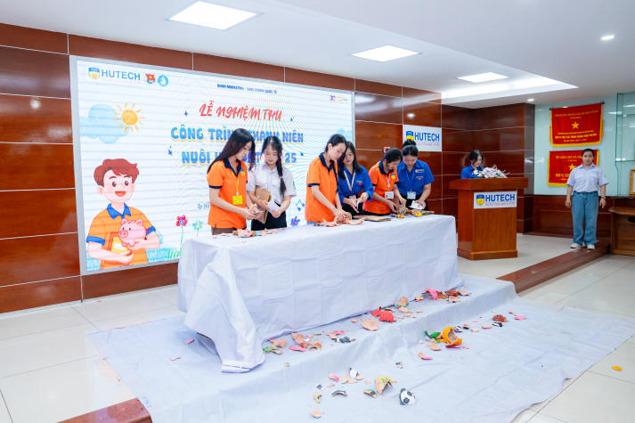 “Khui heo xinh” cùng Khoa Marketing - Kinh doanh quốc tế, thu hơn 21 triệu đồng cho hoạt động cộng đồng 74