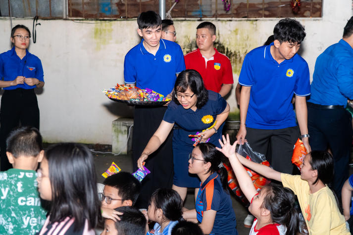 Sinh viên Khoa Thú y và hành trình thắp sáng “Vầng trăng tuổi thơ” 2025 137