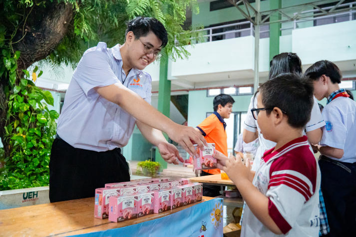 “Trăng trao yêu thương” của Khoa QTDL-NH-KS gửi 200 phần quà, thắp sáng niềm vui tuổi thơ 45