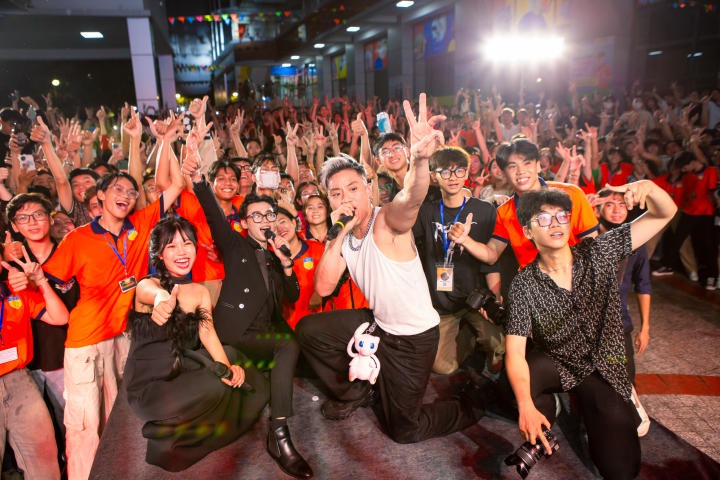 [Video] DJ Wukong khuấy động sân trường HUTECH tại Keiko Concert 52