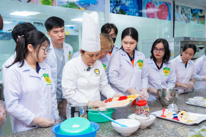 [Video] “Xắn tay áo” vào bếp cùng sinh viên Viện Khoa học Ứng dụng trổ tài làm bánh Trung thu 63