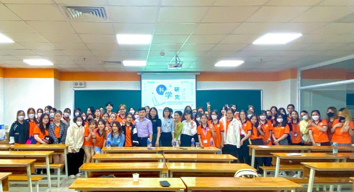 胡志明市科技大學的中文系大學生在科研領域中獲得實踐經驗 26