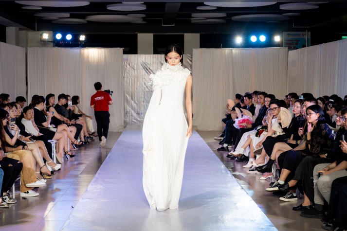 [Video] Sinh viên Thiết kế thời trang HUTECH “trình làng” loạt đồ án tốt nghiệp với nhiều ý tưởng độc đáo 473