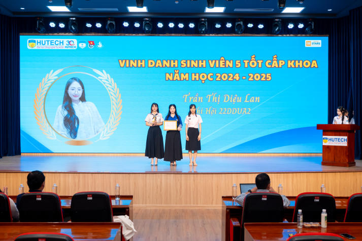 Khoa Dược HUTECH tổng kết phong trào sinh viên và tiếp lửa hành trình năm học mới 53