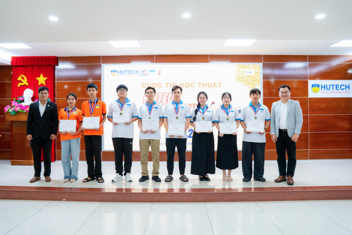 HUTECH Spelling Bee 2025: “Đấu trường từ vựng” của những bản lĩnh trẻ 98