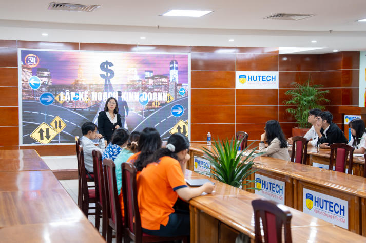 Top 6 HUTECH Startup Wings 2025 trang bị kỹ năng thực chiến về thiết lập mục tiêu kinh doanh và tài chính 55