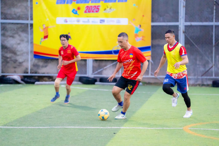 [Hội thao CB-GV-NV HUTECH 2025]: Bóng đá nam khép lại vòng bảng, lộ diện những tấm vé vào Tứ kết 49