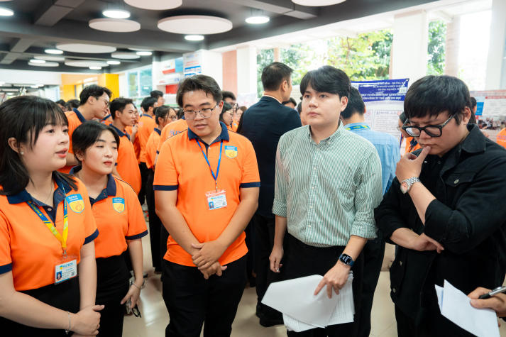 Khi ý tưởng chạm thực tiễn: Sinh viên Khoa Tài chính - Thương mại tỏa sáng tại Trưng bày poster Dự án doanh nghiệp 101