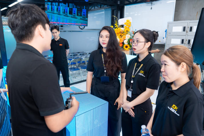 Sinh viên Quản trị sự kiện “đột nhập” hậu trường sản xuất tại Công ty TNHH TM&DV V-94 59