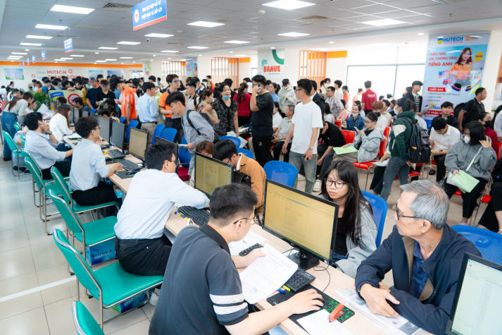 Ấn tượng ngày nhập học: HUTECH chào đón tân sinh viên bằng sự chuyên nghiệp và nhiệt tình 54