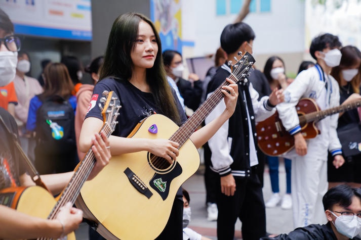 [Ảnh] Trai tài gái sắc HUTECH tự tin “show” nét đẹp năng động đậm chất Gen Z tại đa sân chơi 52