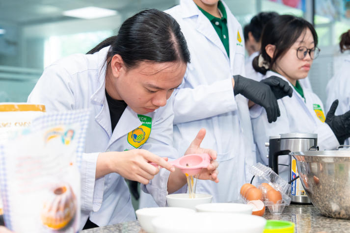 [Video] Sinh viên Công nghệ thực phẩm HUTECH trải nghiệm làm bánh quy gừng, lan tỏa sắc màu Giáng sinh 46