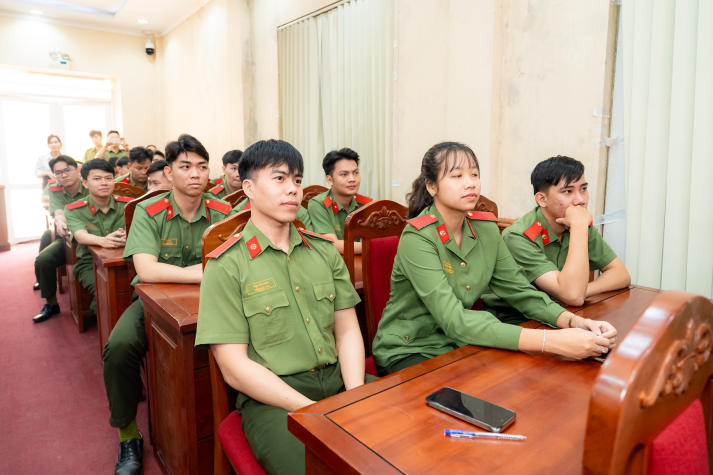 Khai giảng chương trình Ngôn ngữ Anh từ xa: Dấu ấn hợp tác đào tạo giữa HUTECH và Đại học An ninh Nhân dân 88