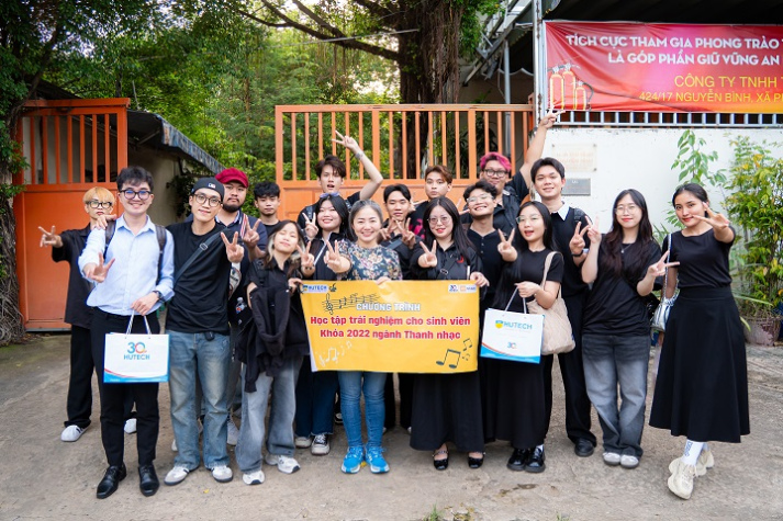 Trang bị kỹ năng sản xuất truyền hình cho sinh viên ngành Thanh nhạc qua chuyến tham quan phim trường Bee 5