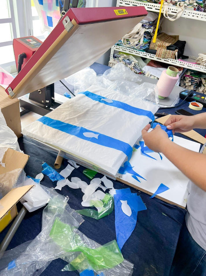 Sinh viên HUTECH tìm hiểu tái chế nhựa trong ngành thời trang tại Công ty LimLoop 57