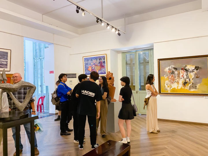 Sinh viên Nghệ thuật số HUTECH tiếp cận nhiều sản phẩm tranh, tượng tại triển lãm “Thành quả trại sáng tác và sáng tác mới 2023” 36