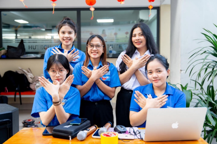 Sinh viên Khoa Quản trị kinh doanh HUTECH lan tỏa văn hóa Tết truyền thống, tình xuân ấm áp qua hoạt động “Xuân Đất Việt” 61