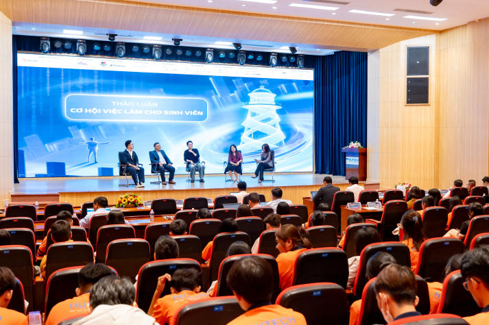 [Video] Gen Z HUTECH “bắt trend” kinh doanh số cùng loạt chuyên gia 113