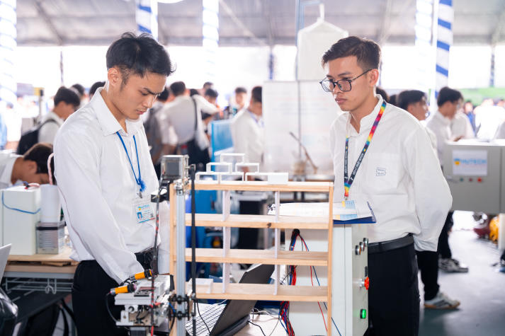 HUTECH TECHSHOW 2025: Nearly 3,000 open job opportunities, 370 graduation projects on display 138