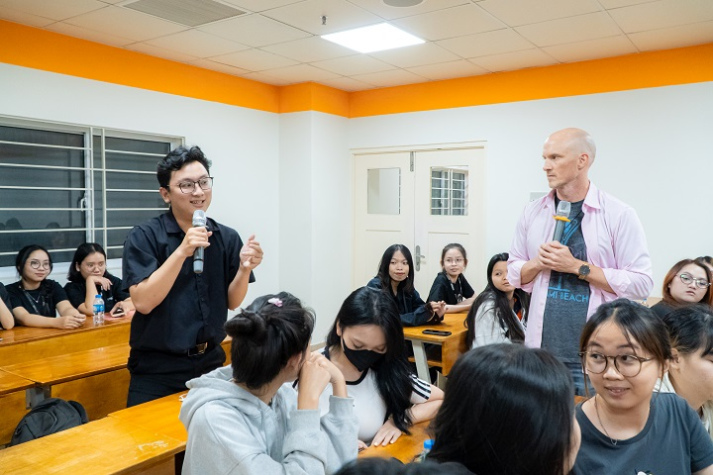 Học ngoại ngữ sáng tạo qua Podcast cùng sinh viên Khoa Tiếng Anh 42